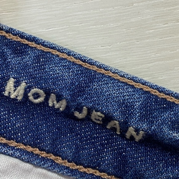 American Eagle Distressed/Destroyed Mom Jean, Size 00 Short - Picture 6 of 10